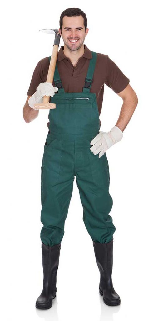 un jardinier sur fond blanc, employé de la société Langlet, face des bottes une salopette, des gants et une pelle. Il sourit.