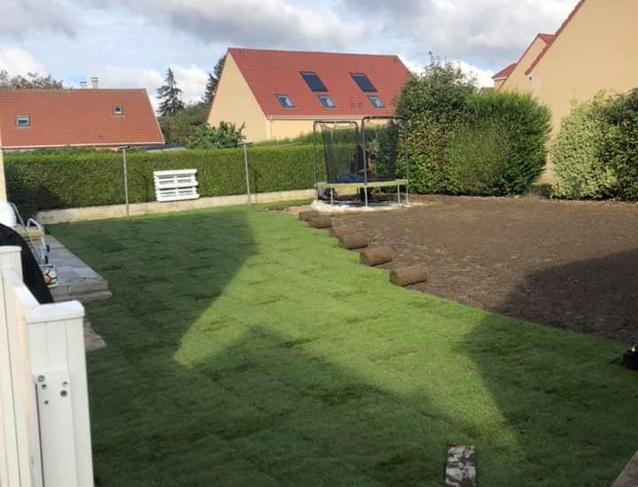 Réalisation de la société Langlet. Pose de gazon en rouleau dans un jardin de particulier dans l'Oise. C'est un aménagement paysager.
