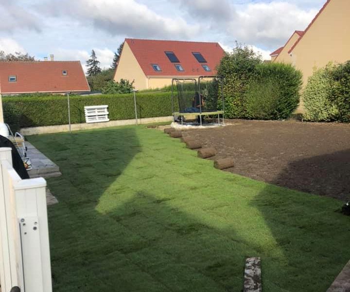 Aménagement d’un jardin avec pose de gazon en rouleau Langlet Paysage